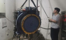 三菱电梯桥箱顶部维修口怎么开？