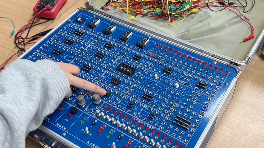 数字电子技术基础 实验-图1