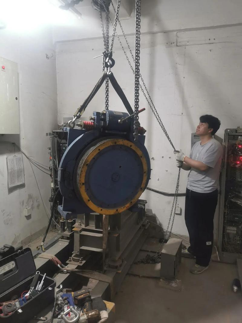 三菱电梯桥箱顶部维修口怎么开？-图1