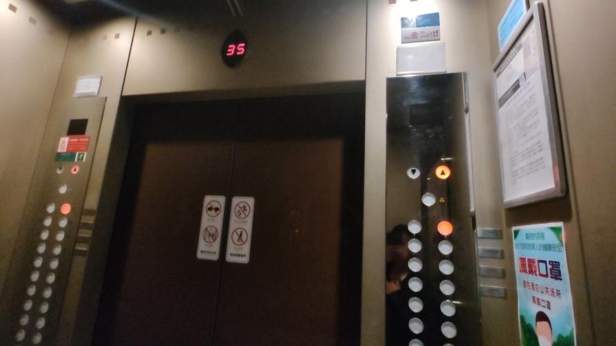 三菱电梯桥箱顶部维修口怎么开？-图3