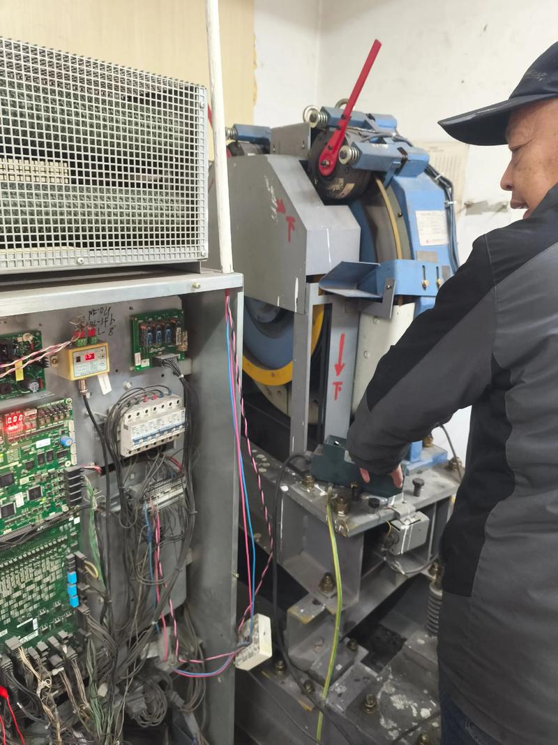 三菱电梯桥箱顶部维修口怎么开？-图2