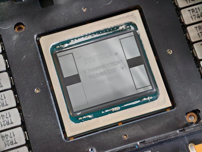 HBM显存有哪些独特技术特点？-图1