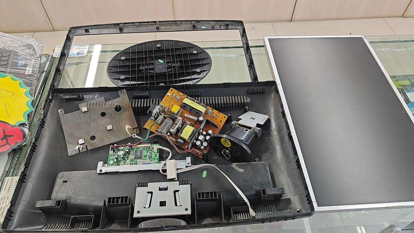 显示器用着用着白屏，维修要花多少钱？-图1