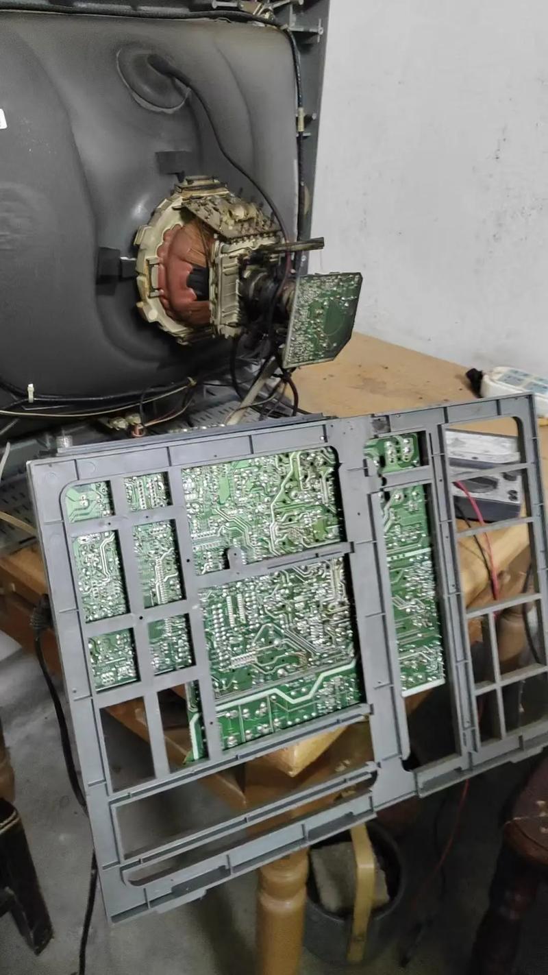 液晶电视维修时正确放置姿势是什么？-图2