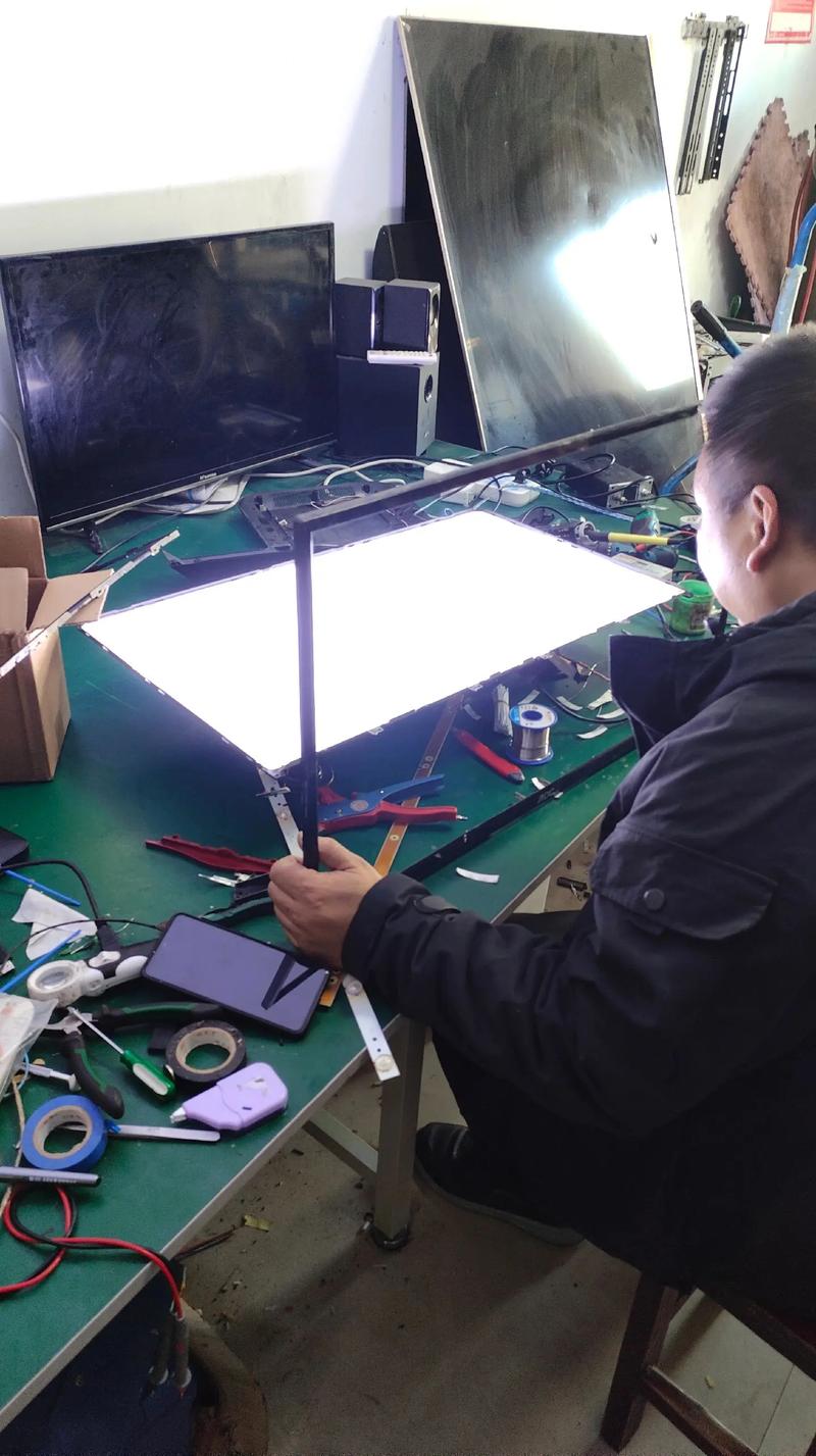 液晶屏为何会闪屏，维修该怎么做？-图3