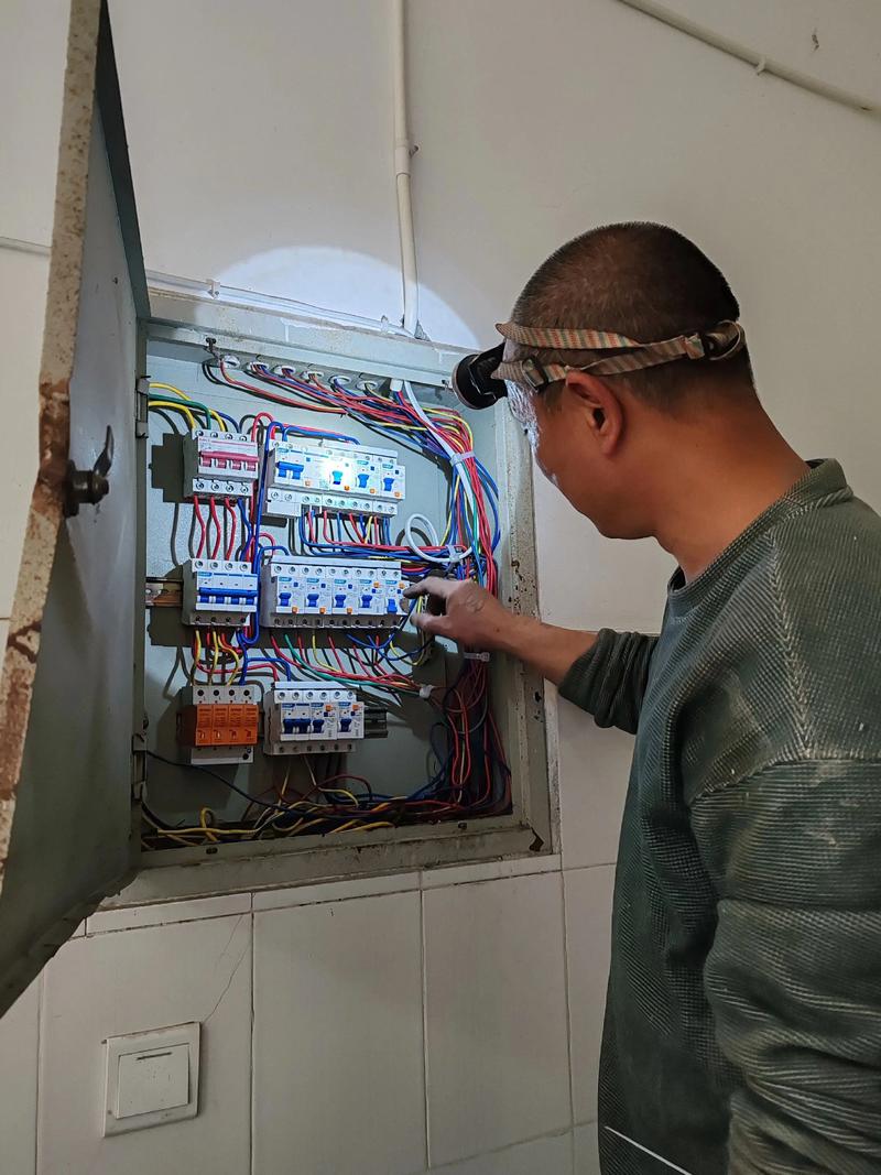 热水器漏电开关上门维修要注意什么?-图1 热水器漏电开关上门维修要注意什么?-图1