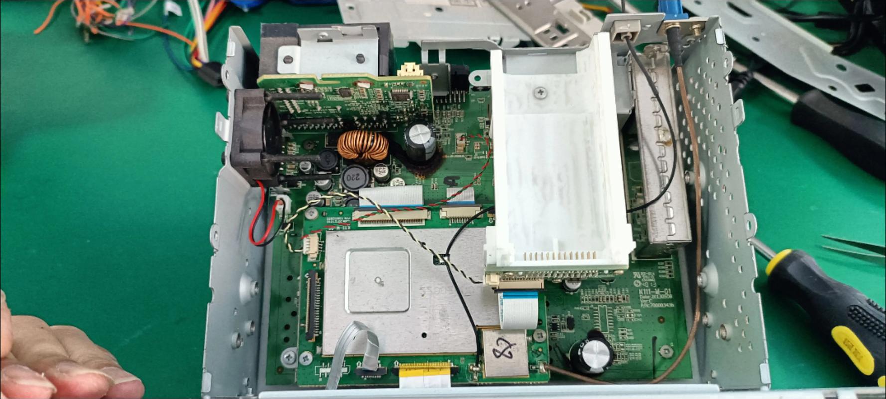 车载CD机不通电怎么修？-图2