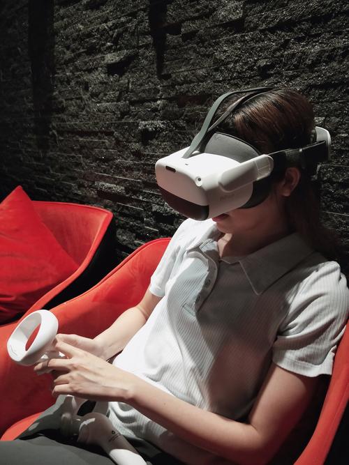 VR头显眼球追踪技术如何提升交互体验？-图2