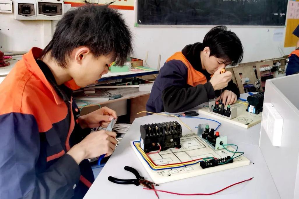 电子技术基础三视频讲了哪些核心内容？-图2